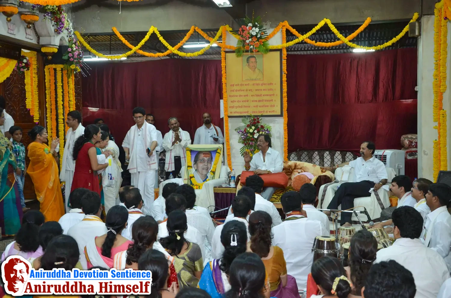 Shraddhavans Taking Darshan Of Sadguru Shree Aniruddha Bapu on Shree Aadyapipa Samadhi Sthanam Sohala at Gurukul, Juinagar