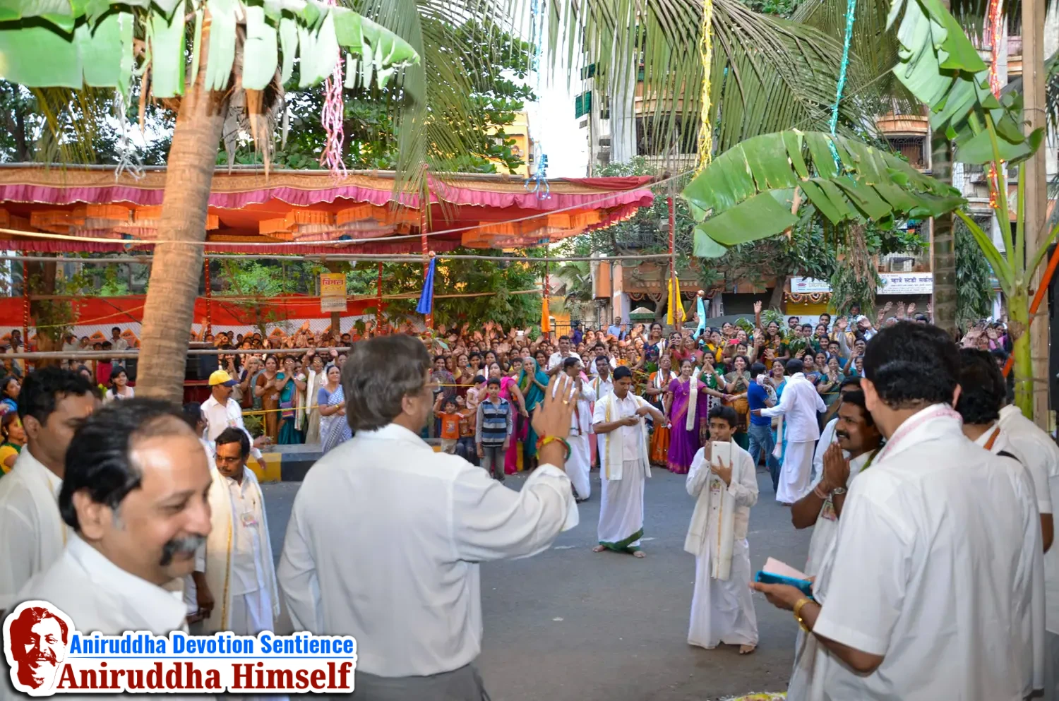 Shraddhavans Taking Darshan Of Sadguru Shree Aniruddha Bapu on Shree Aadyapipa Samadhi Sthanam Sohala at Gurukul, Juinagar