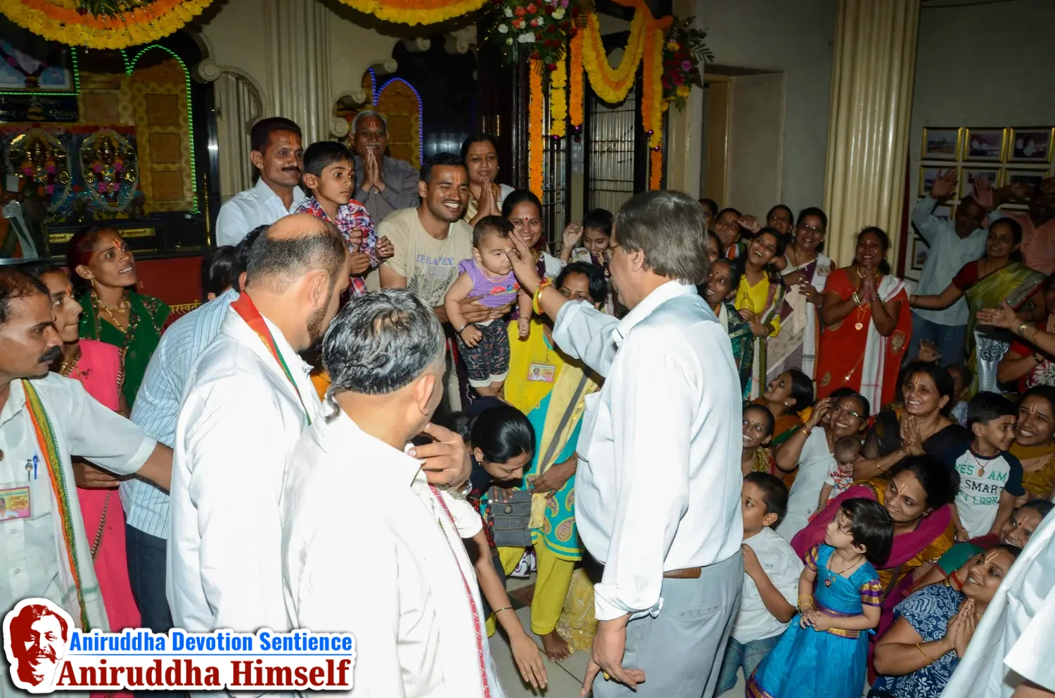 Shraddhavans Taking Darshan Of Sadguru Shree Aniruddha Bapu on Shree Aadyapipa Samadhi Sthanam Sohala at Gurukul, Juinagar
