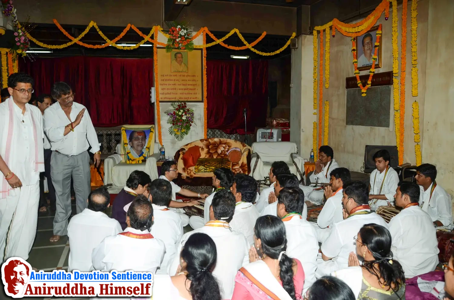 Shraddhavans Taking Darshan Of Sadguru Shree Aniruddha Bapu on Shree Aadyapipa Samadhi Sthanam Sohala at Gurukul, Juinagar