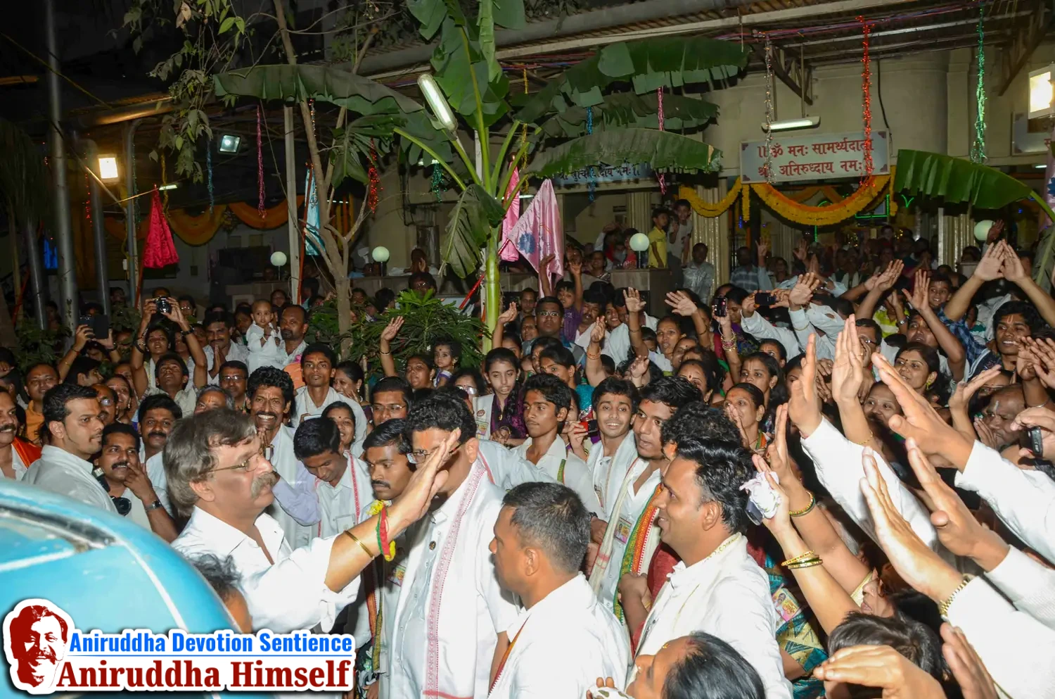 Shraddhavans Taking Darshan Of Sadguru Shree Aniruddha Bapu on Shree Aadyapipa Samadhi Sthanam Sohala at Gurukul, Juinagar
