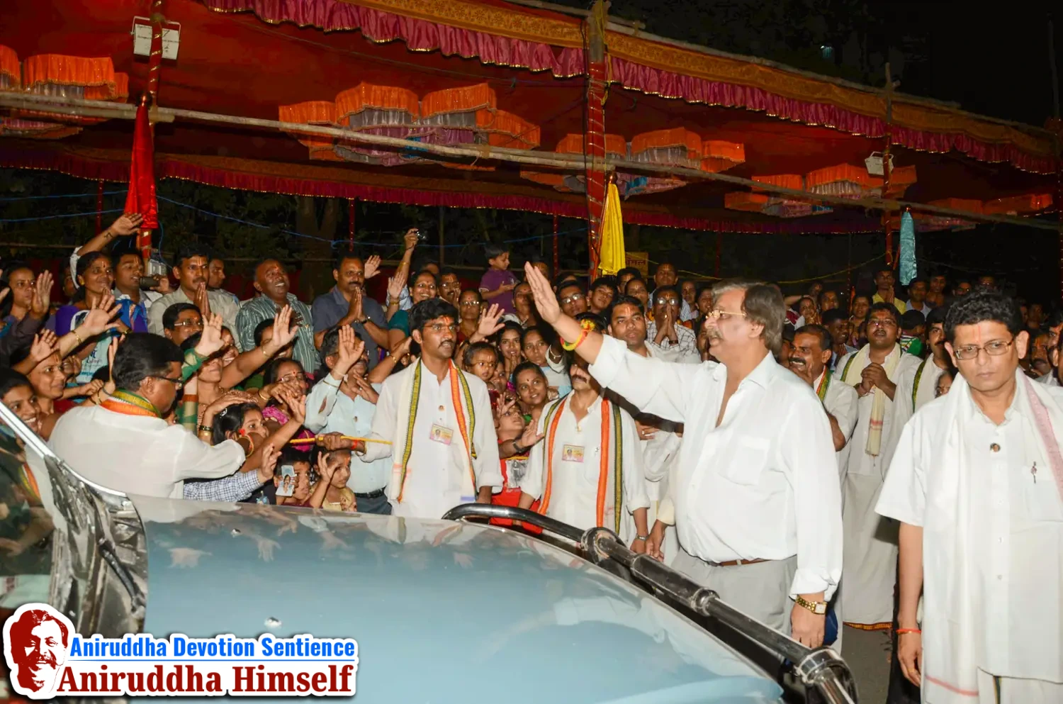 Shraddhavans Taking Darshan Of Sadguru Shree Aniruddha Bapu on Shree Aadyapipa Samadhi Sthanam Sohala at Gurukul, Juinagar