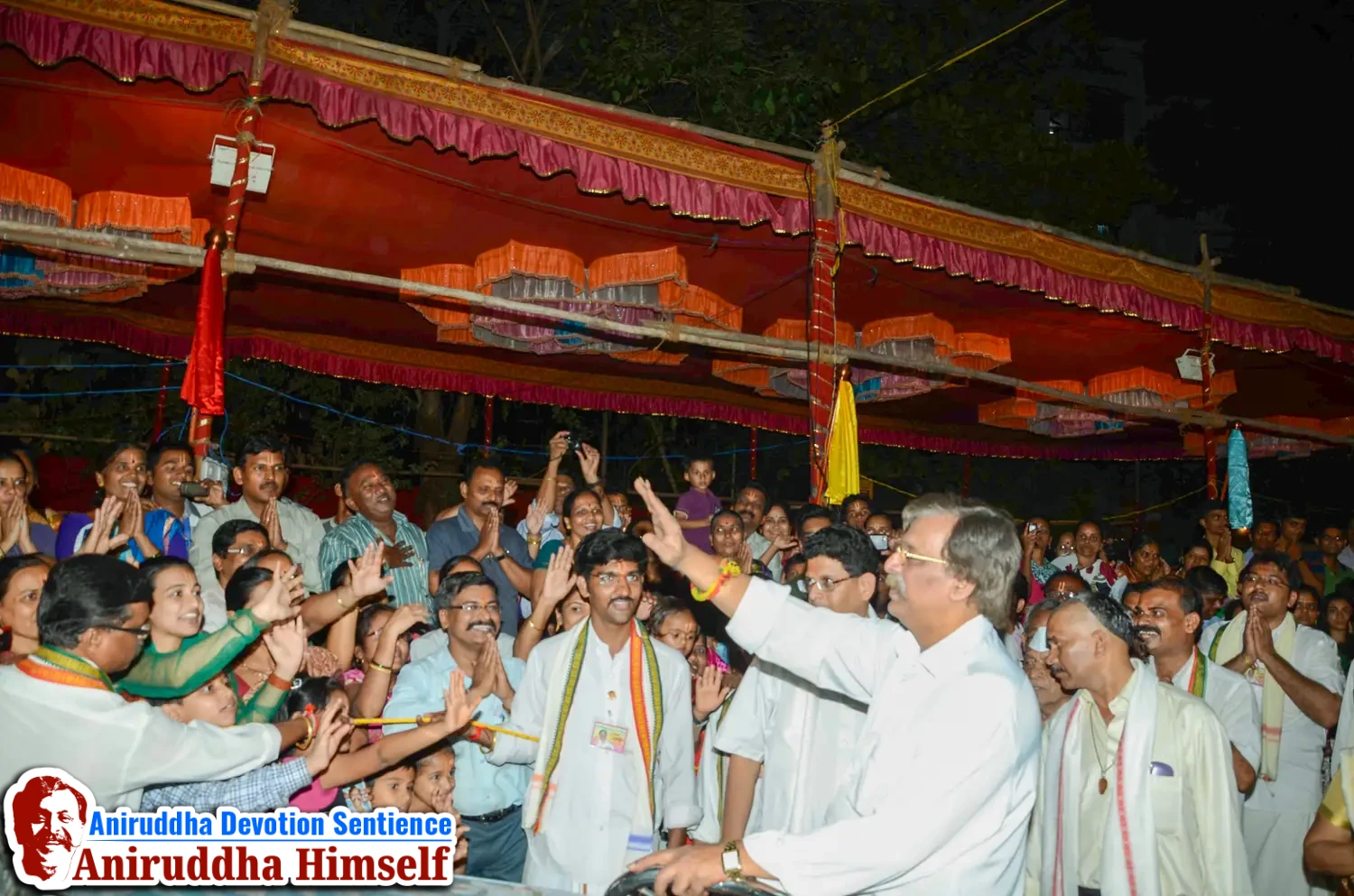 Shraddhavans Taking Darshan Of Sadguru Shree Aniruddha Bapu on Shree Aadyapipa Samadhi Sthanam Sohala at Gurukul, Juinagar