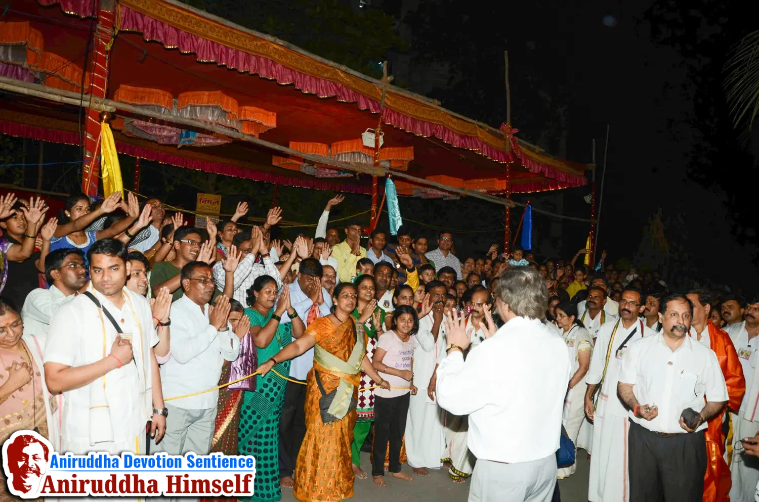 Shraddhavans Taking Darshan Of Sadguru Shree Aniruddha Bapu on Shree Aadyapipa Samadhi Sthanam Sohala at Gurukul, Juinagar