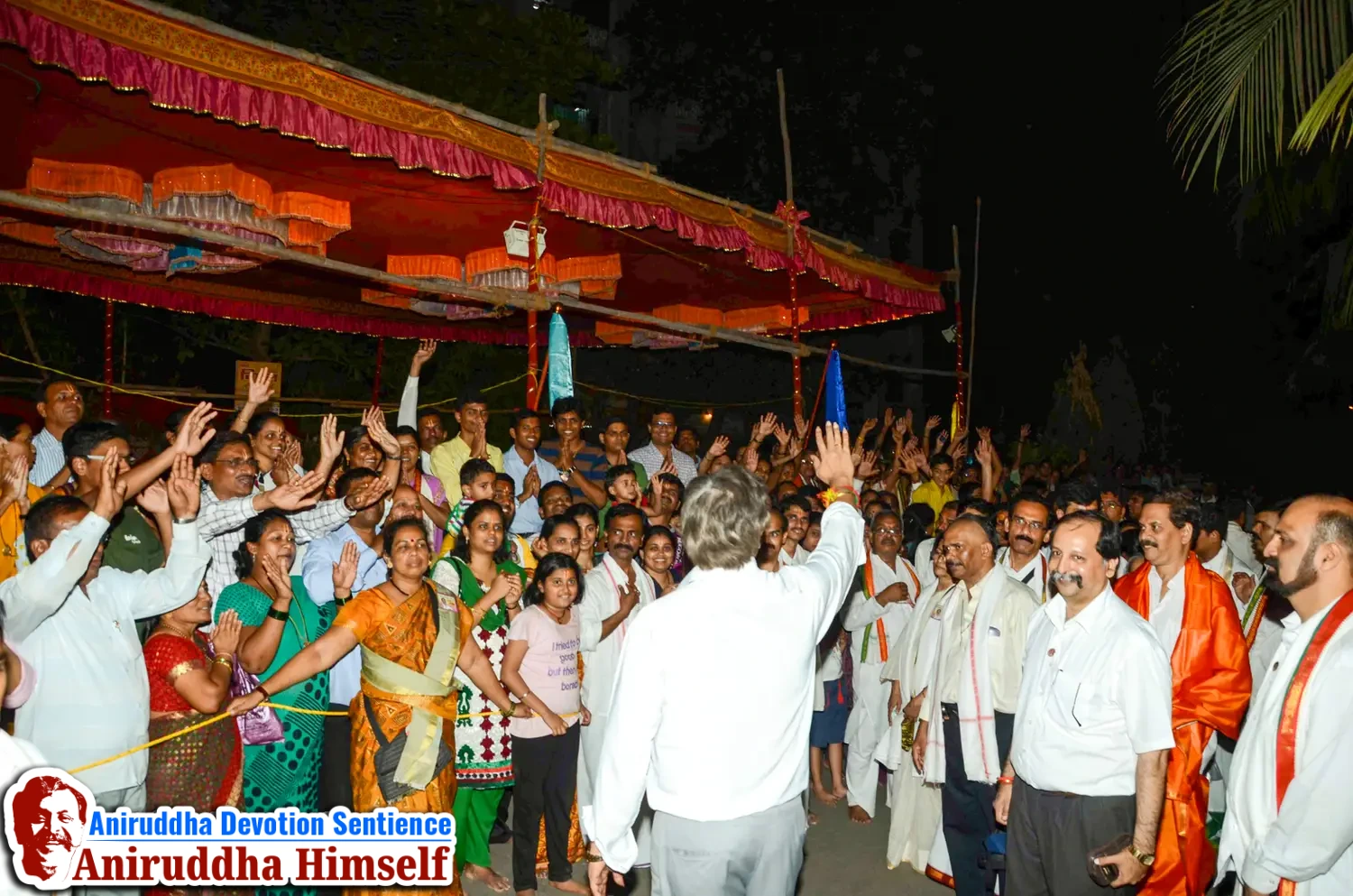 Shraddhavans Taking Darshan Of Sadguru Shree Aniruddha Bapu on Shree Aadyapipa Samadhi Sthanam Sohala at Gurukul, Juinagar