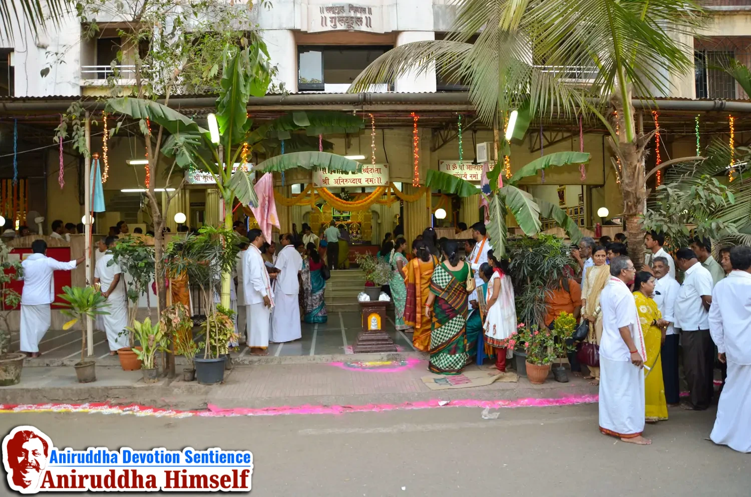 Shraddhavans Taking Darshan Of Sadguru Shree Aniruddha Bapu on Shree Aadyapipa Samadhi Sthanam Sohala at Gurukul, Juinagar
