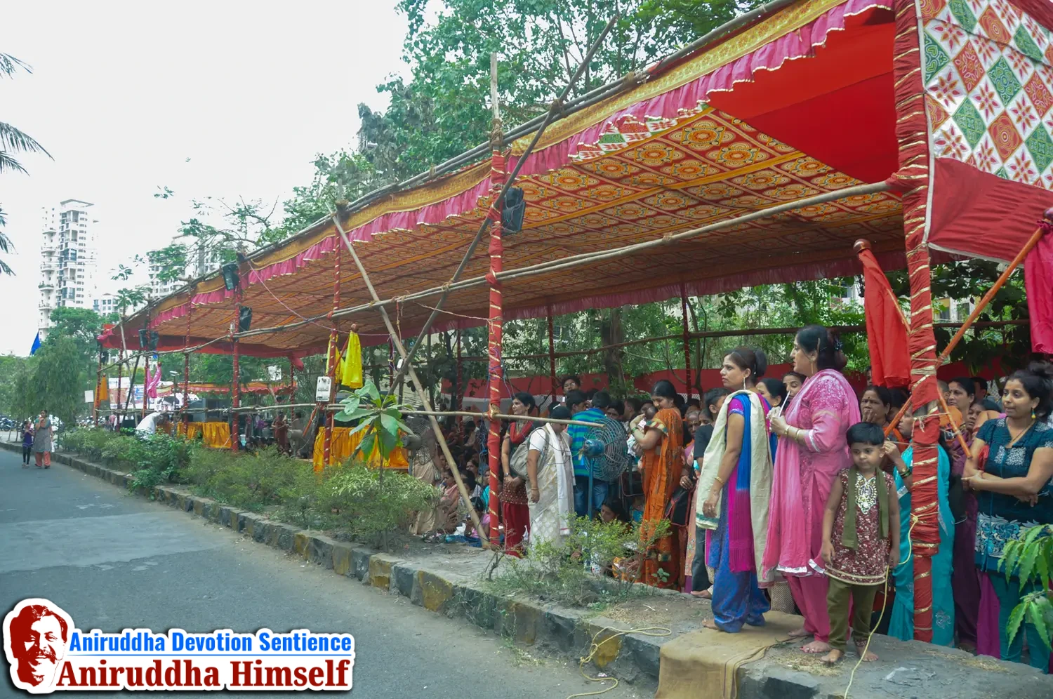 Shraddhavans Taking Darshan Of Sadguru Shree Aniruddha Bapu on Shree Aadyapipa Samadhi Sthanam Sohala at Gurukul, Juinagar