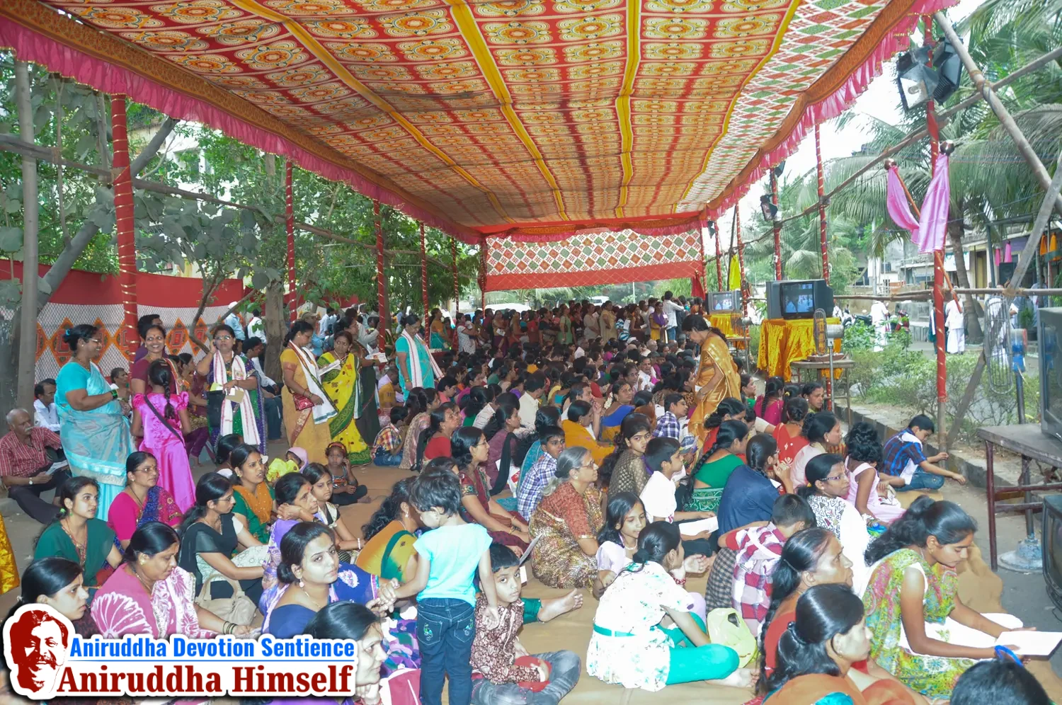 Shraddhavans Taking Darshan Of Sadguru Shree Aniruddha Bapu on Shree Aadyapipa Samadhi Sthanam Sohala at Gurukul, Juinagar