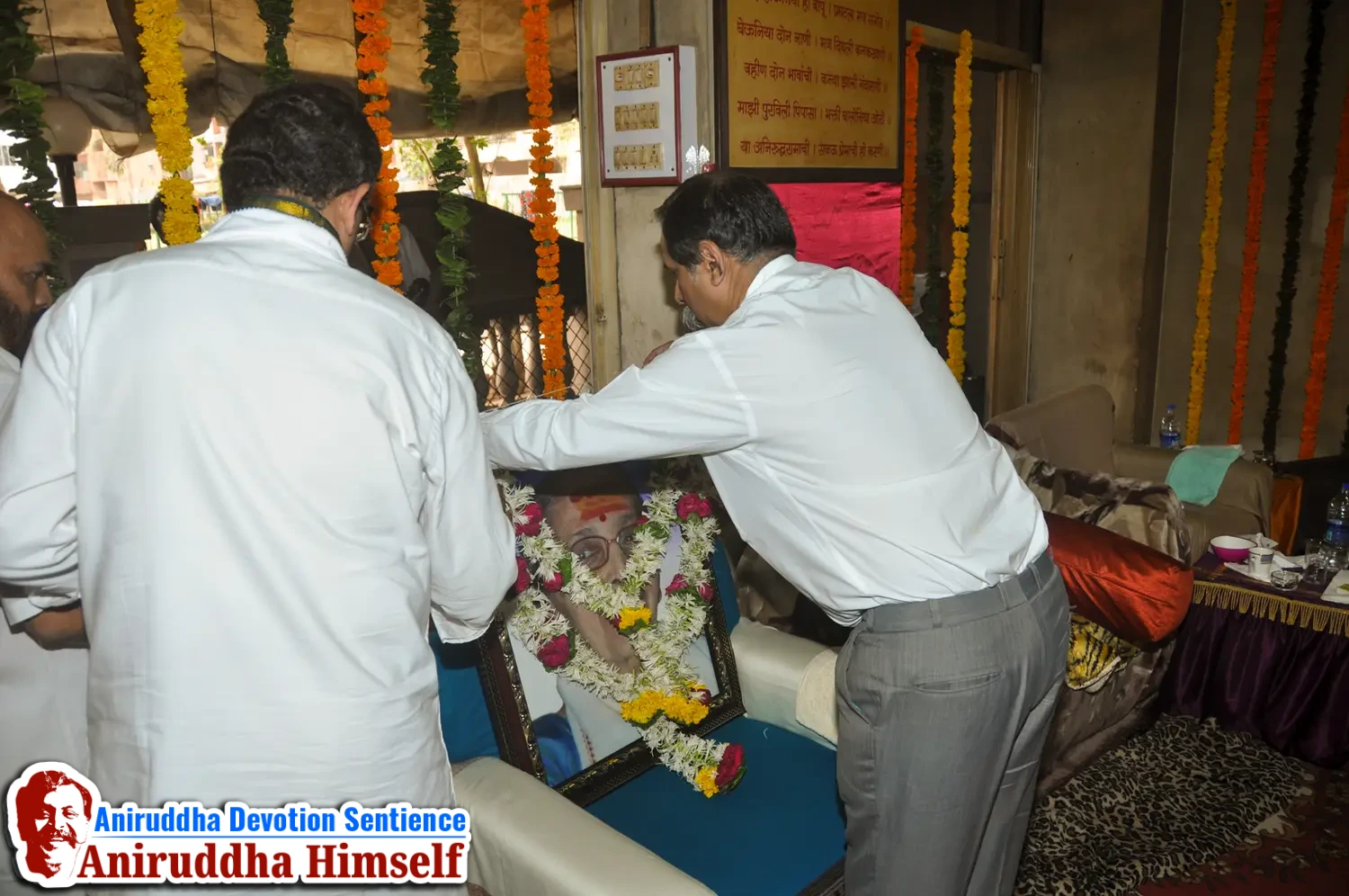 Poojan of Shree Aadyapipa Samadhi performed on the occasion of Shree Aadyapipa Samadhi Sthanam Sohala at Gurukul, Juinagar