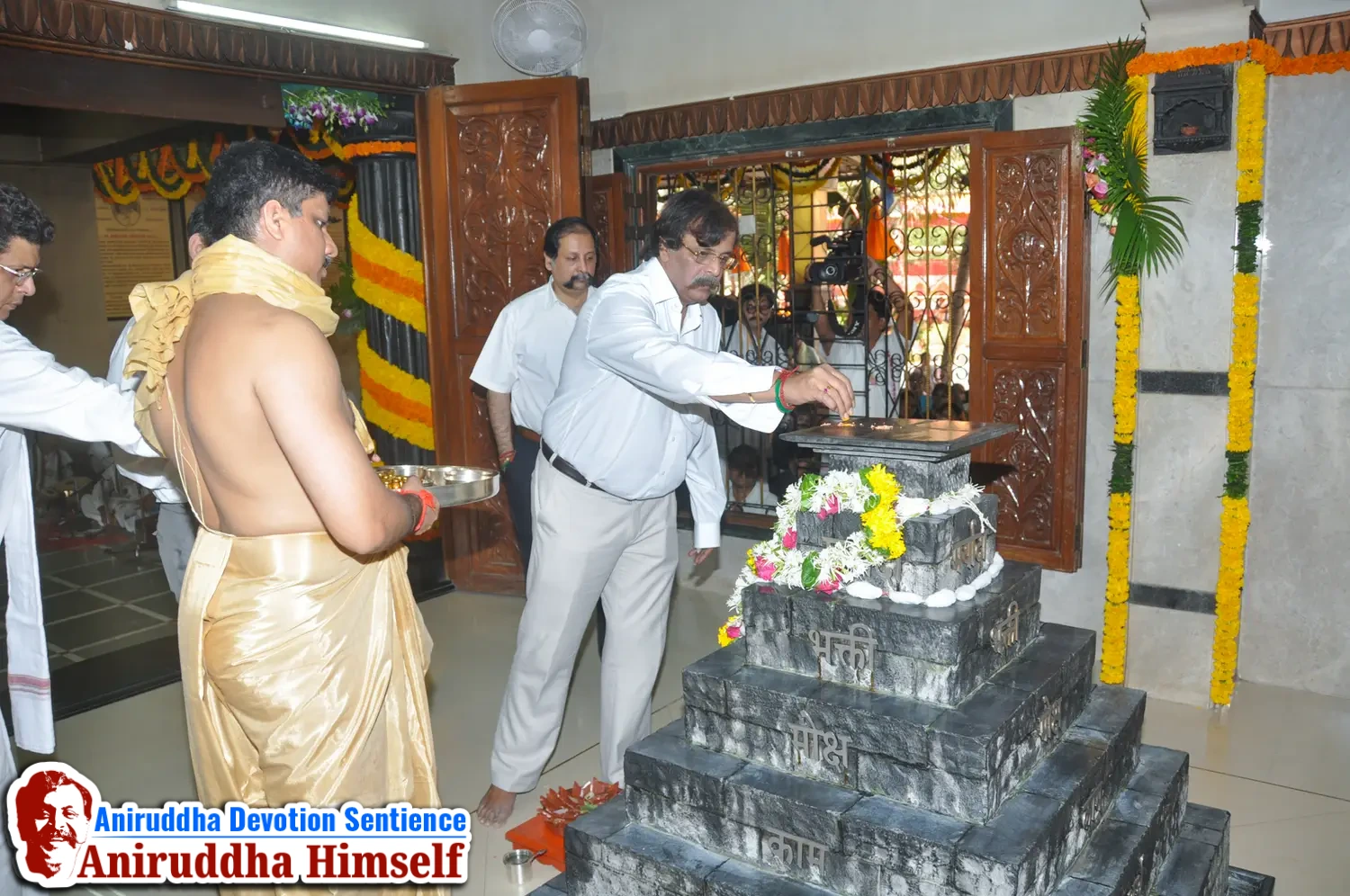 Sadguru Shree Aniruddha Bapu performs Poojan of Shree Aadyapipa Samadhi on the occasion of Shree Aadyapipa Samadhi Sthanam Sohala at Gurukul, Juinagar