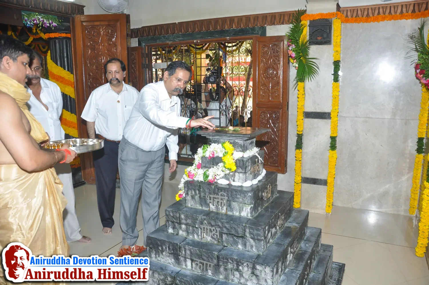 Sadguru Shree Aniruddha Bapu performs Poojan of Shree Aadyapipa Samadhi on the occasion of Shree Aadyapipa Samadhi Sthanam Sohala at Gurukul, Juinagar