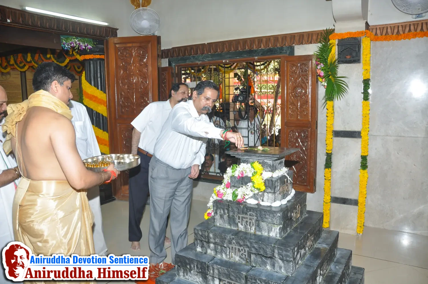Sadguru Shree Aniruddha Bapu performs Poojan of Shree Aadyapipa Samadhi on the occasion of Shree Aadyapipa Samadhi Sthanam Sohala at Gurukul, Juinagar