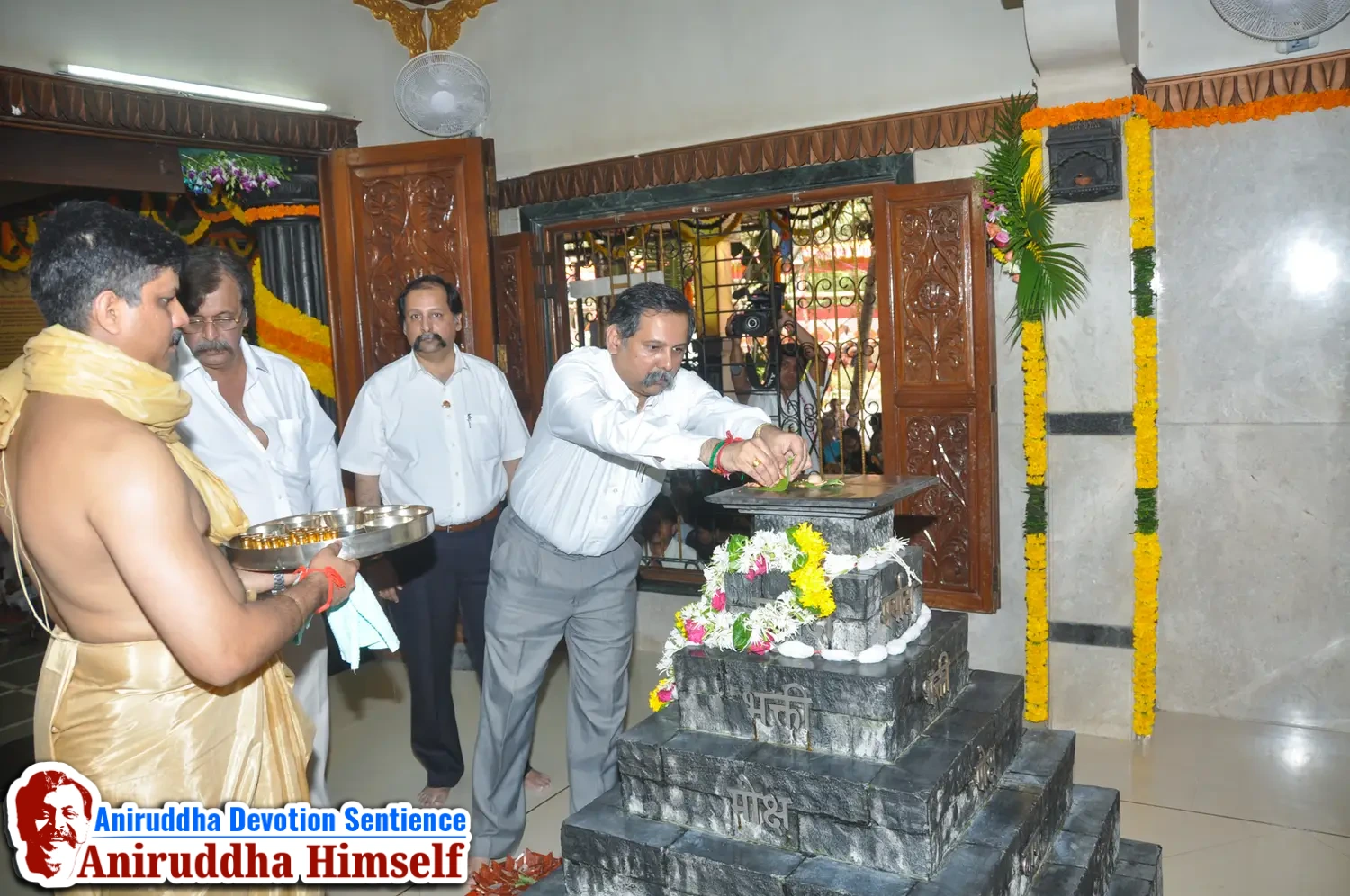 Sadguru Shree Aniruddha Bapu performs Poojan of Shree Aadyapipa Samadhi on the occasion of Shree Aadyapipa Samadhi Sthanam Sohala at Gurukul, Juinagar