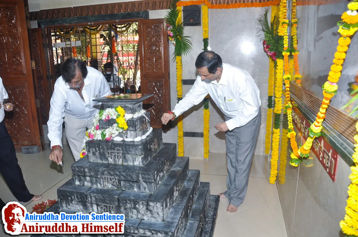 Sadguru Shree Aniruddha Bapu performs Poojan of Shree Aadyapipa Samadhi on the occasion of Shree Aadyapipa Samadhi Sthanam Sohala at Gurukul, Juinagar