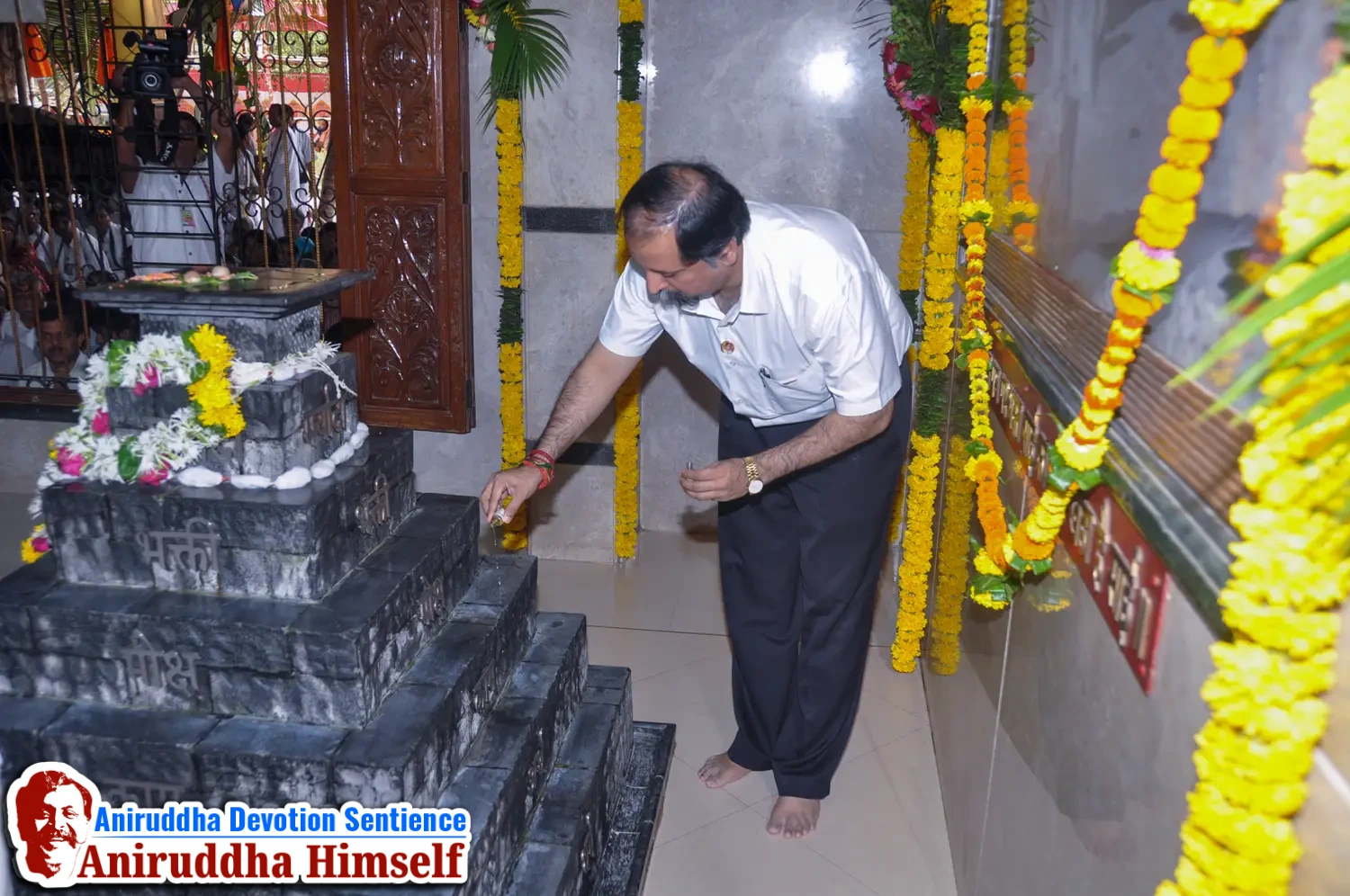 Poojan of Shree Aadyapipa Samadhi performed on the occasion of Shree Aadyapipa Samadhi Sthanam Sohala at Gurukul, Juinagar