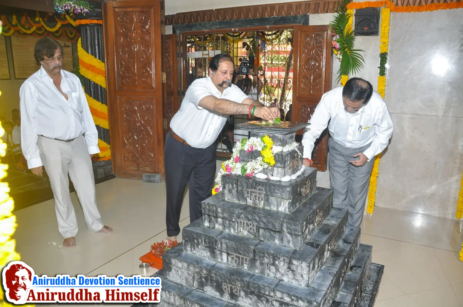 Poojan of Shree Aadyapipa Samadhi performed on the occasion of Shree Aadyapipa Samadhi Sthanam Sohala at Gurukul, Juinagar