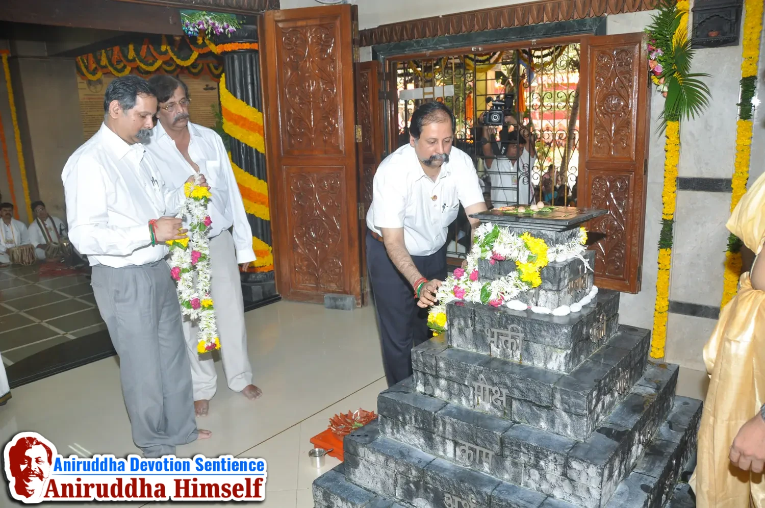 Poojan of Shree Aadyapipa Samadhi performed on the occasion of Shree Aadyapipa Samadhi Sthanam Sohala at Gurukul, Juinagar