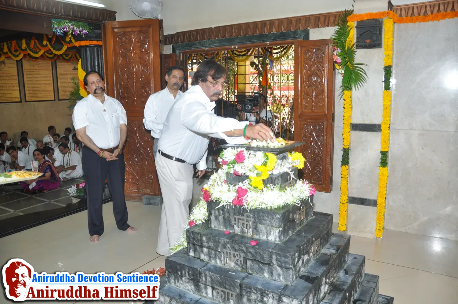 Sadguru Shree Aniruddha Bapu performs Poojan of Shree Aadyapipa Samadhi on the occasion of Shree Aadyapipa Samadhi Sthanam Sohala at Gurukul, Juinagar