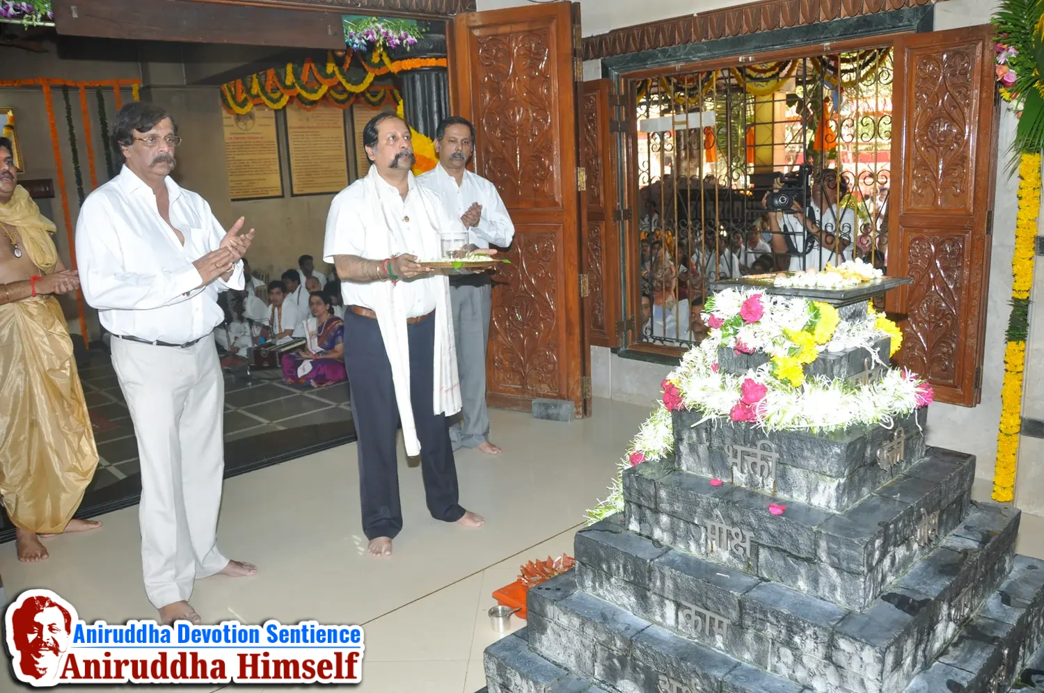 Sadguru Shree Aniruddha Bapu performs Poojan of Shree Aadyapipa Samadhi on the occasion of Shree Aadyapipa Samadhi Sthanam Sohala at Gurukul, Juinagar