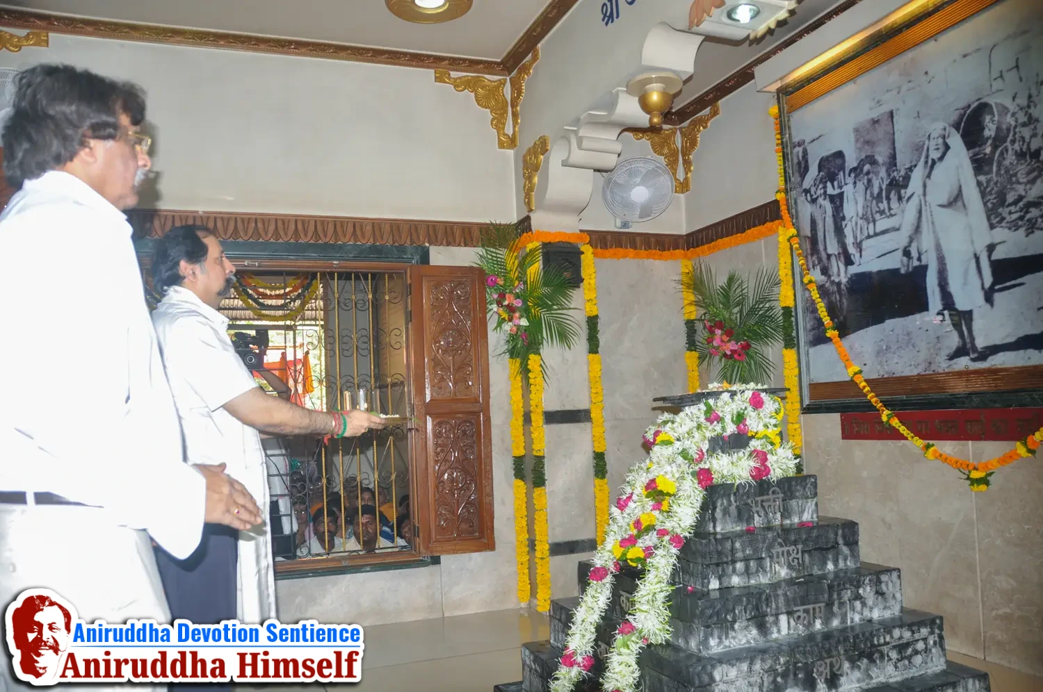 Sadguru Shree Aniruddha Bapu performs Poojan of Shree Aadyapipa Samadhi on the occasion of Shree Aadyapipa Samadhi Sthanam Sohala at Gurukul, Juinagar