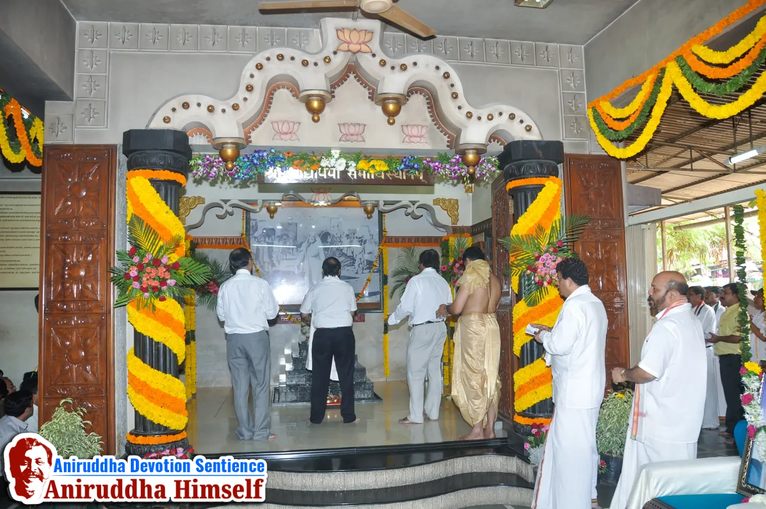 Sadguru Shree Aniruddha Bapu performs Poojan of Shree Aadyapipa Samadhi on the occasion of Shree Aadyapipa Samadhi Sthanam Sohala at Gurukul, Juinagar