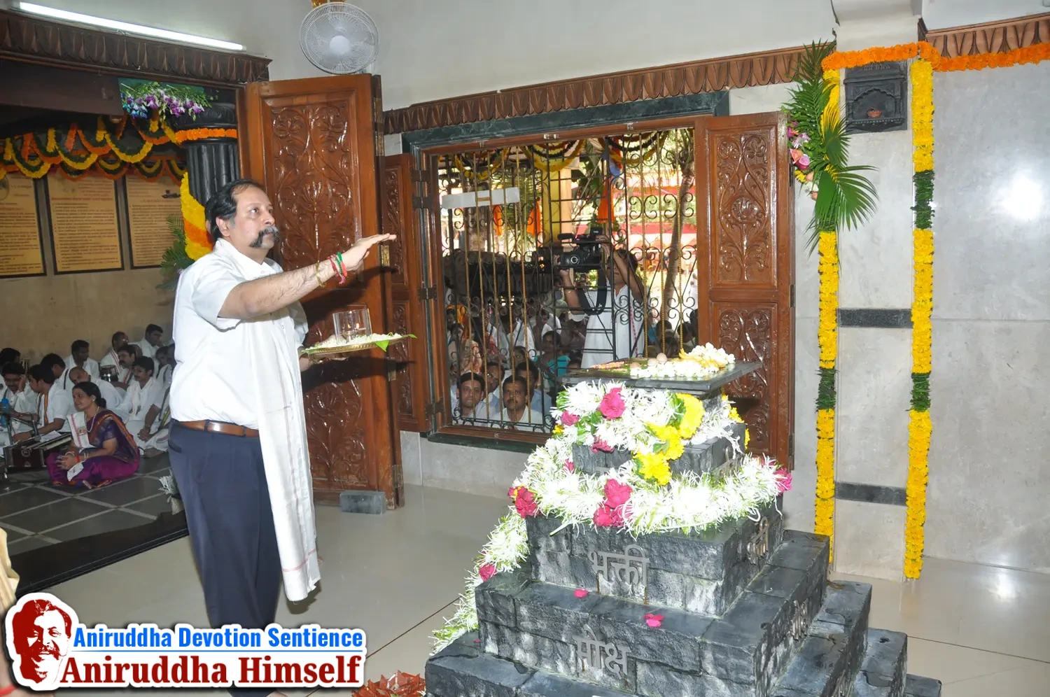 Poojan of Shree Aadyapipa Samadhi performed on the occasion of Shree Aadyapipa Samadhi Sthanam Sohala at Gurukul, Juinagar