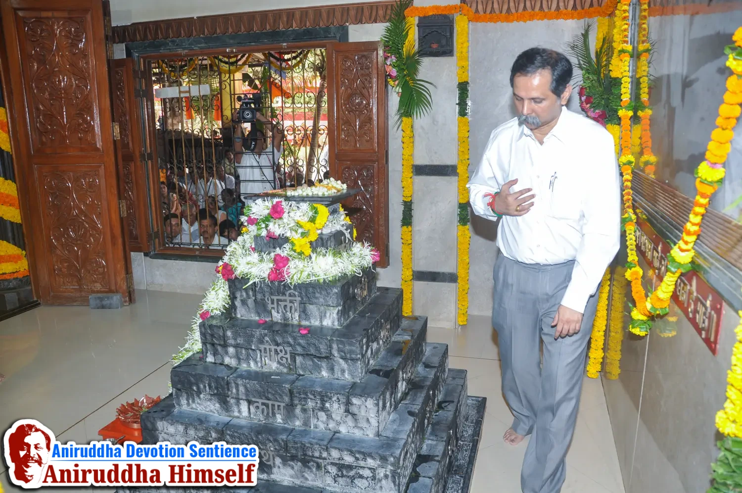Poojan of Shree Aadyapipa Samadhi performed on the occasion of Shree Aadyapipa Samadhi Sthanam Sohala at Gurukul, Juinagar