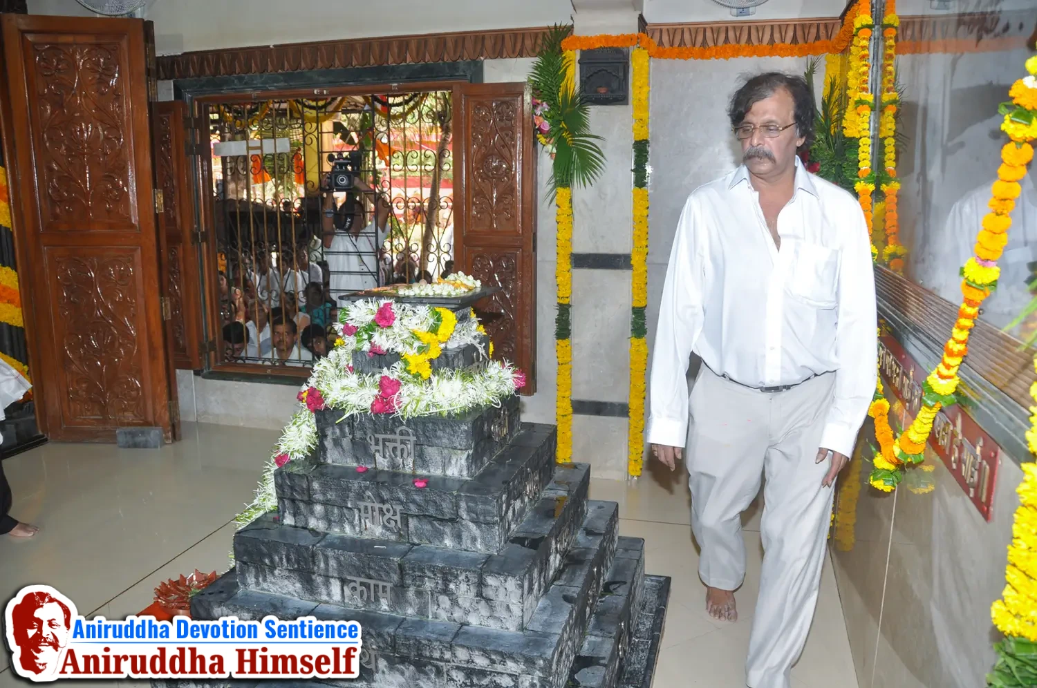 Sadguru Shree Aniruddha Bapu performs Poojan of Shree Aadyapipa Samadhi on the occasion of Shree Aadyapipa Samadhi Sthanam Sohala at Gurukul, Juinagar