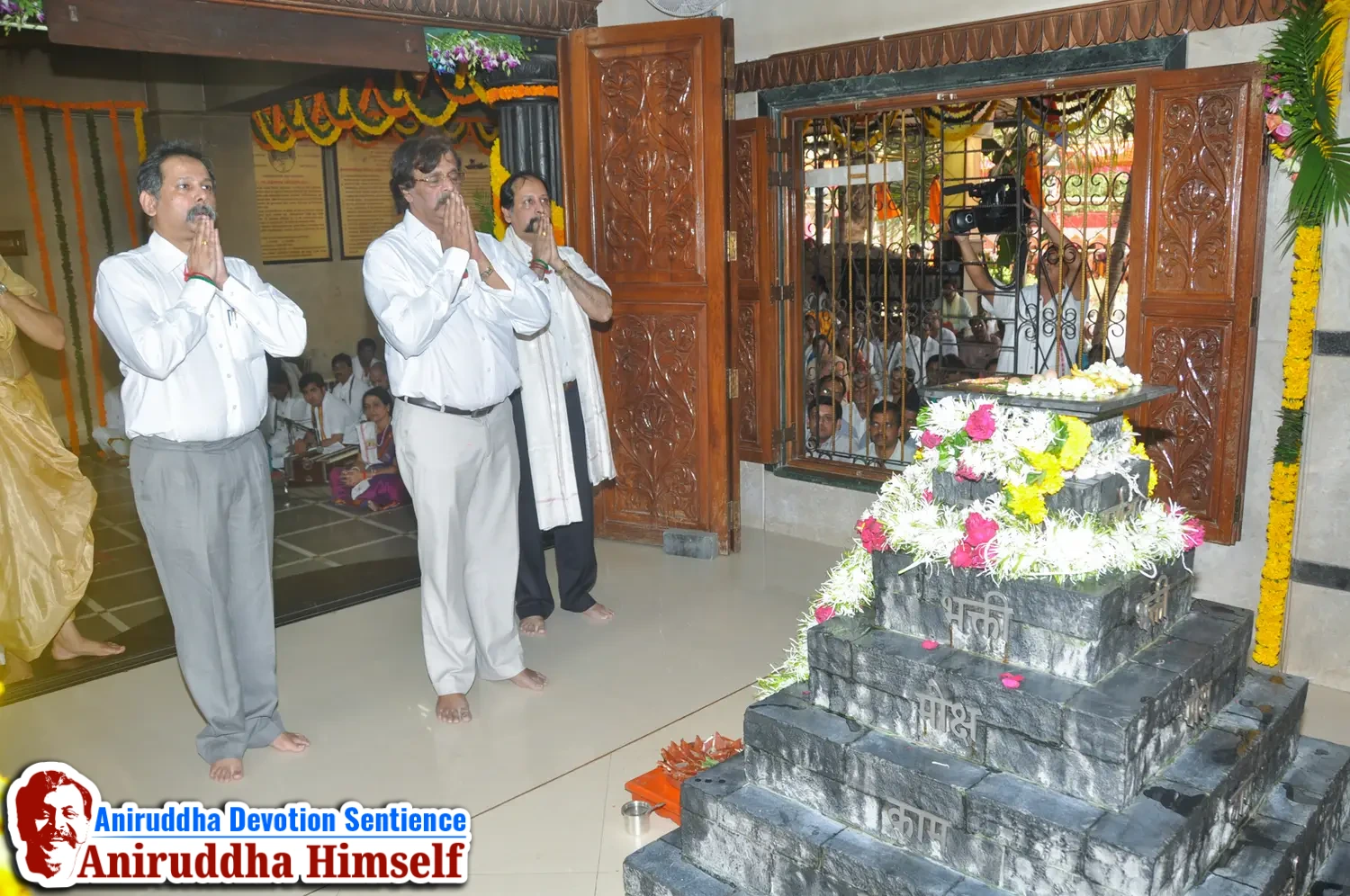 Sadguru Shree Aniruddha Bapu performs Poojan of Shree Aadyapipa Samadhi on the occasion of Shree Aadyapipa Samadhi Sthanam Sohala at Gurukul, Juinagar