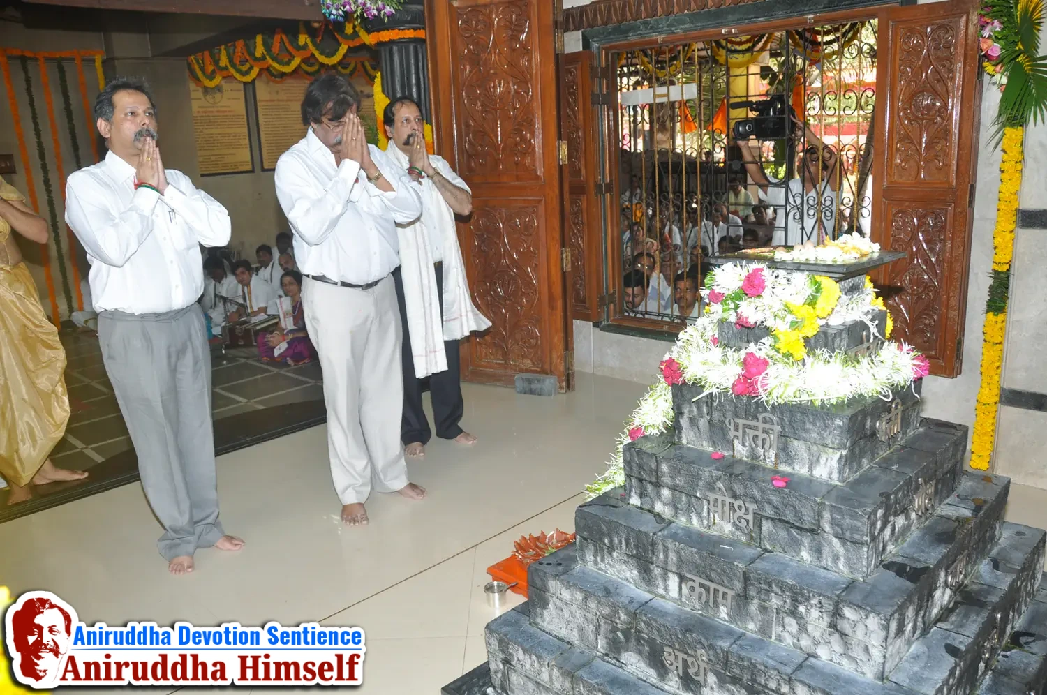 Sadguru Shree Aniruddha Bapu performs Poojan of Shree Aadyapipa Samadhi on the occasion of Shree Aadyapipa Samadhi Sthanam Sohala at Gurukul, Juinagar