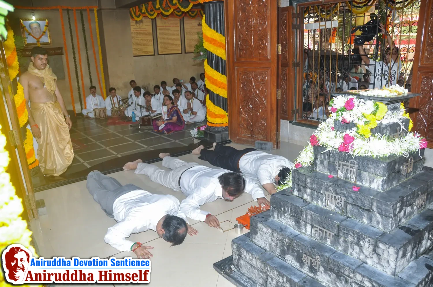 Sadguru Shree Aniruddha Bapu performs Poojan of Shree Aadyapipa Samadhi on the occasion of Shree Aadyapipa Samadhi Sthanam Sohala at Gurukul, Juinagar