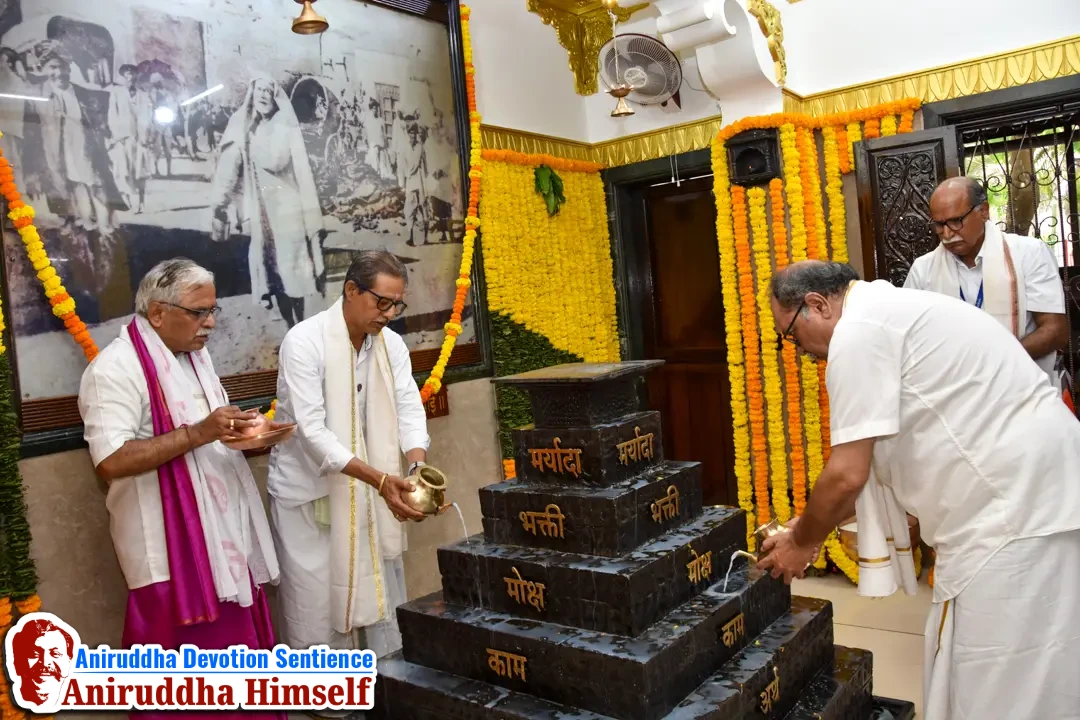 Poojan of Shree Aadyapipa Samadhi performed on the occasion of Shree Aadyapipa Samadhi Sthanam Sohala at Gurukul, Juinagar