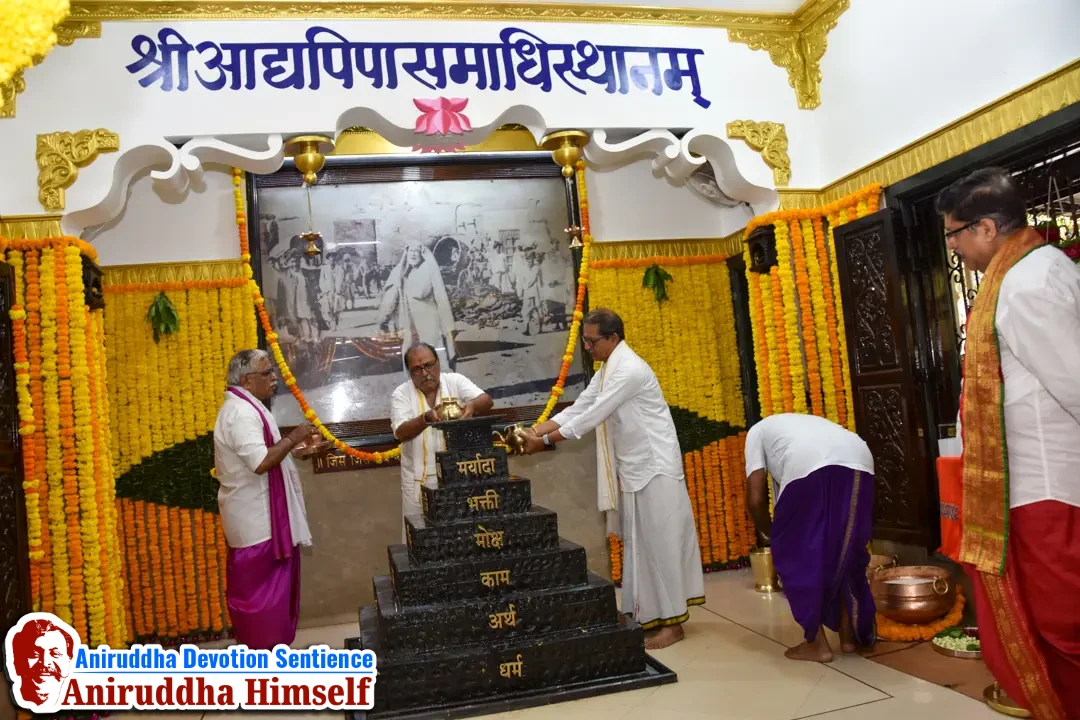 Poojan of Shree Aadyapipa Samadhi performed on the occasion of Shree Aadyapipa Samadhi Sthanam Sohala at Gurukul, Juinagar