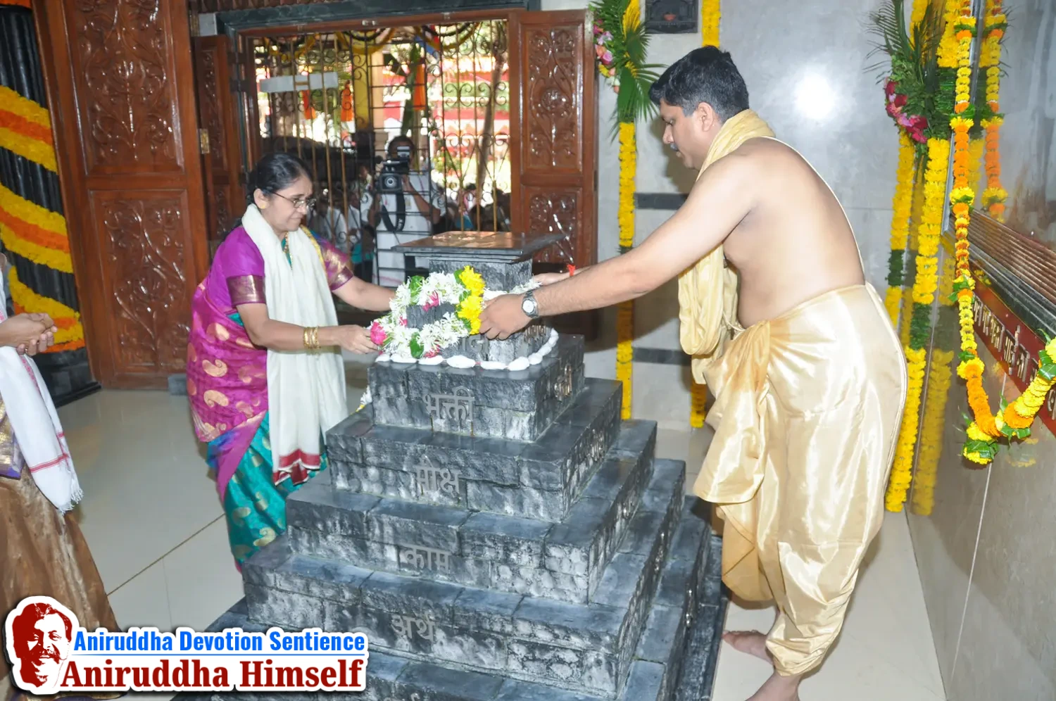 Poojan of Shree Aadyapipa Samadhi performed on the occasion of Shree Aadyapipa Samadhi Sthanam Sohala at Gurukul, Juinagar