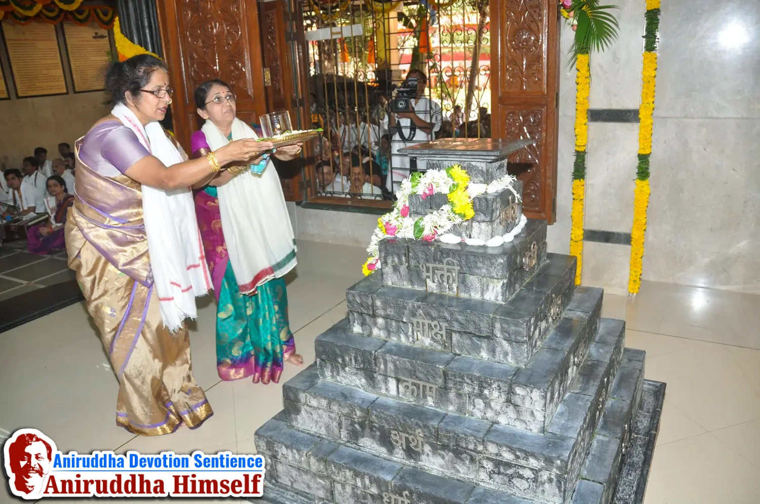 Poojan of Shree Aadyapipa Samadhi performed on the occasion of Shree Aadyapipa Samadhi Sthanam Sohala at Gurukul, Juinagar