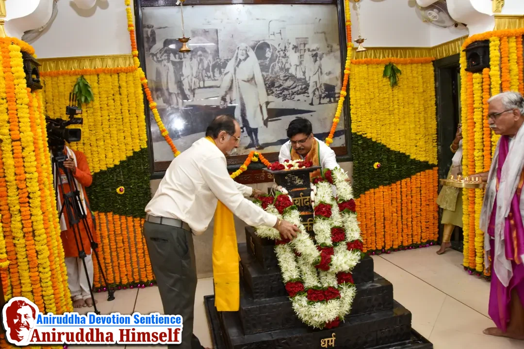 Poojan of Shree Aadyapipa Samadhi performed on the occasion of Shree Aadyapipa Samadhi Sthanam Sohala at Gurukul, Juinagar