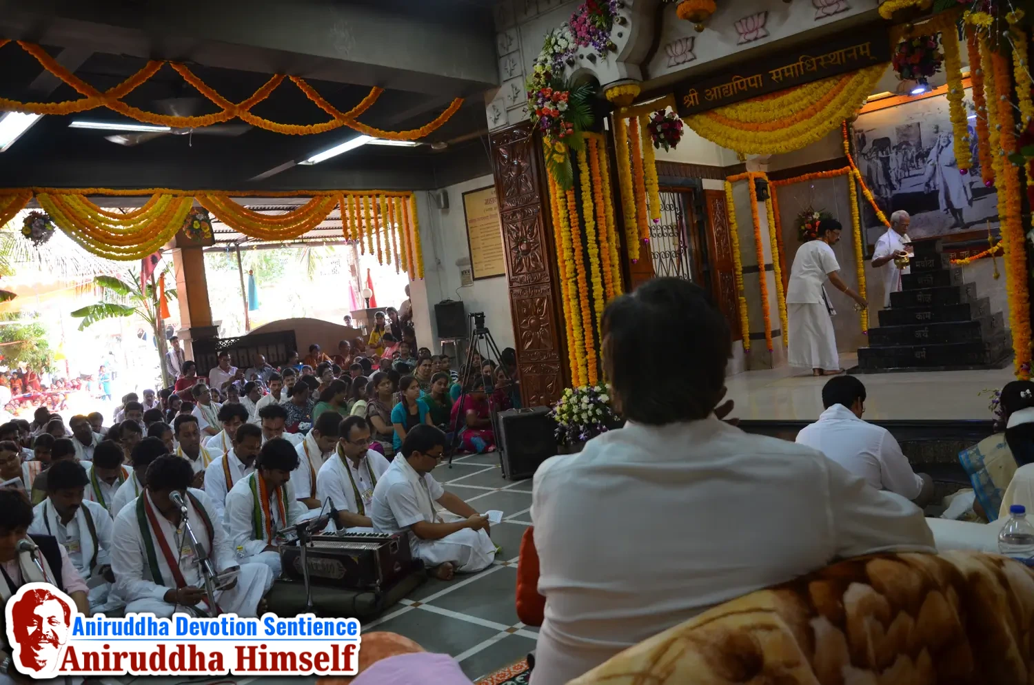 Shraddhavans along with Sadguru Shree Aniruddha Bapu enjoying Gajar during Shree Aadyapipa Samadhi Sthanam Sohala at Gurukul, Juinagar.