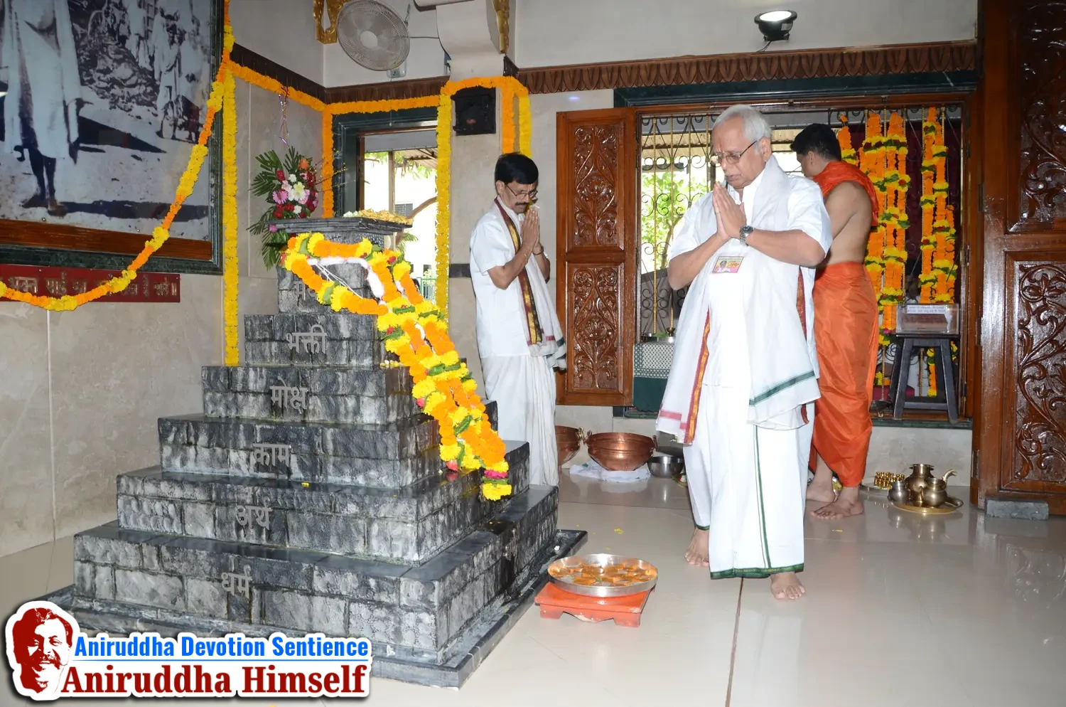 Poojan of Shree Aadyapipa Samadhi performed on the occasion of Shree Aadyapipa Samadhi Sthanam Sohala at Gurukul, Juinagar