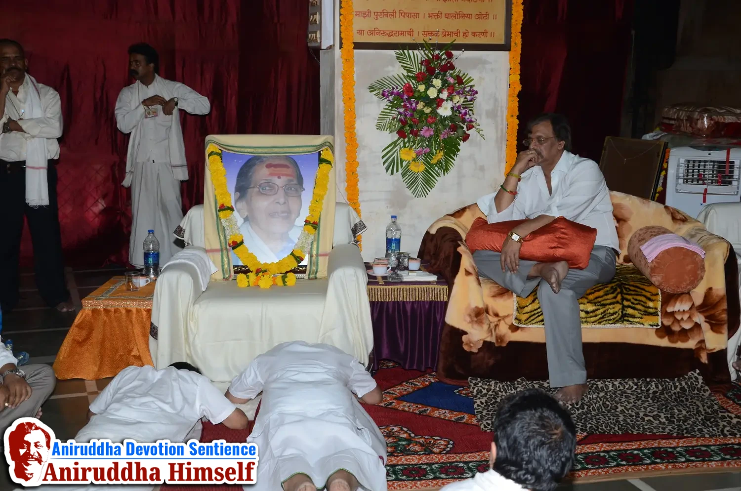 Poojan of Shree Aadyapipa Samadhi performed on the occasion of Shree Aadyapipa Samadhi Sthanam Sohala at Gurukul, Juinagar