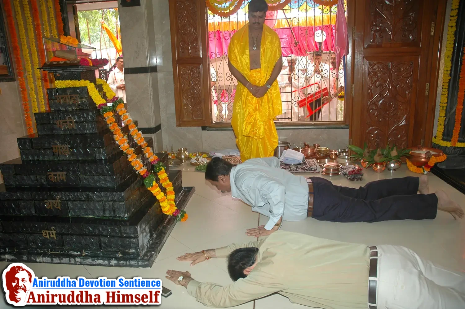 Poojan of Shree Aadyapipa Samadhi performed on the occasion of Shree Aadyapipa Samadhi Sthanam Sohala at Gurukul, Juinagar