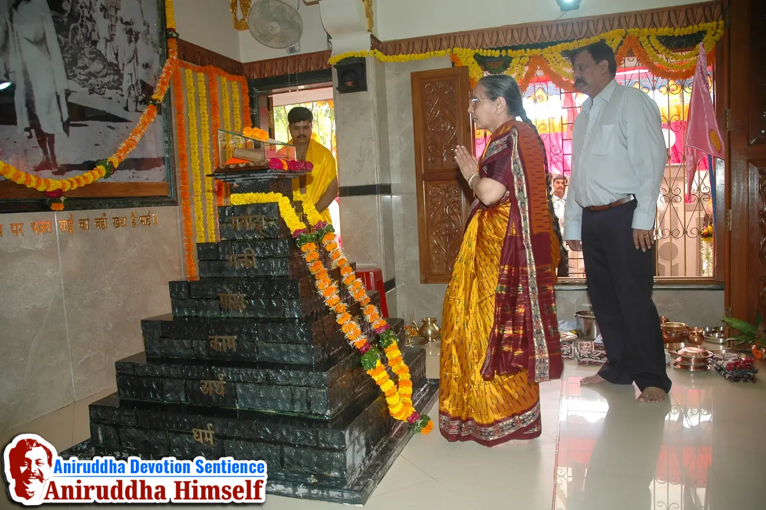 Sadguru Shree Aniruddha Bapu performs Poojan of Shree Aadyapipa Samadhi on the occasion of Shree Aadyapipa Samadhi Sthanam Sohala at Gurukul, Juinagar