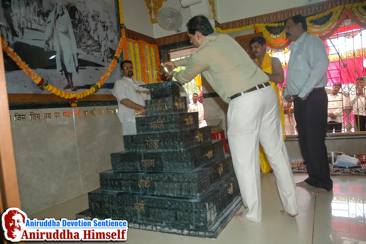 Poojan of Shree Aadyapipa Samadhi performed on the occasion of Shree Aadyapipa Samadhi Sthanam Sohala at Gurukul, Juinagar