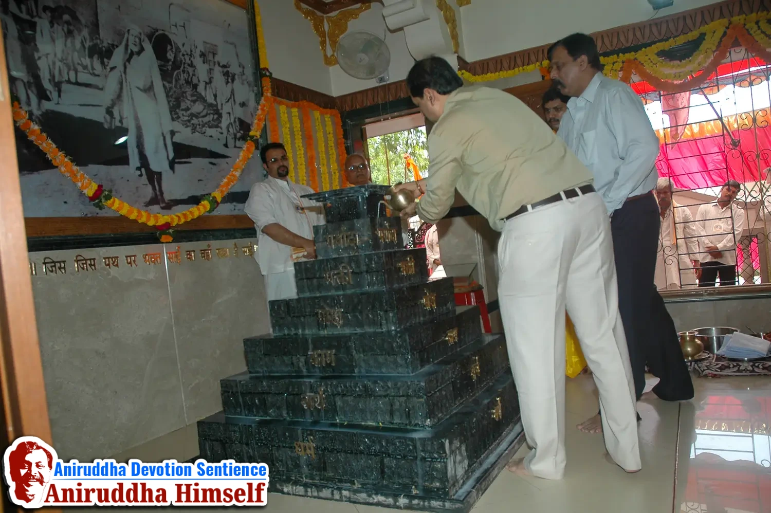 Poojan of Shree Aadyapipa Samadhi performed on the occasion of Shree Aadyapipa Samadhi Sthanam Sohala at Gurukul, Juinagar