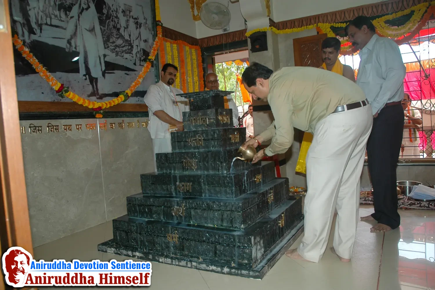 Poojan of Shree Aadyapipa Samadhi performed on the occasion of Shree Aadyapipa Samadhi Sthanam Sohala at Gurukul, Juinagar