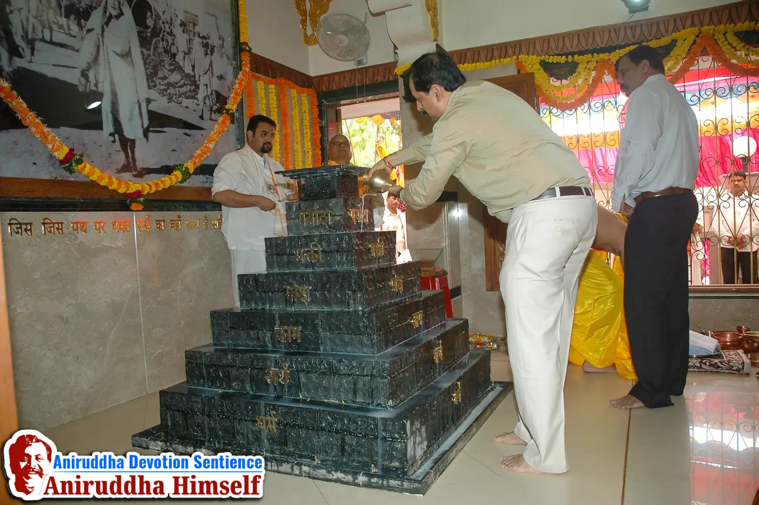 Poojan of Shree Aadyapipa Samadhi performed on the occasion of Shree Aadyapipa Samadhi Sthanam Sohala at Gurukul, Juinagar