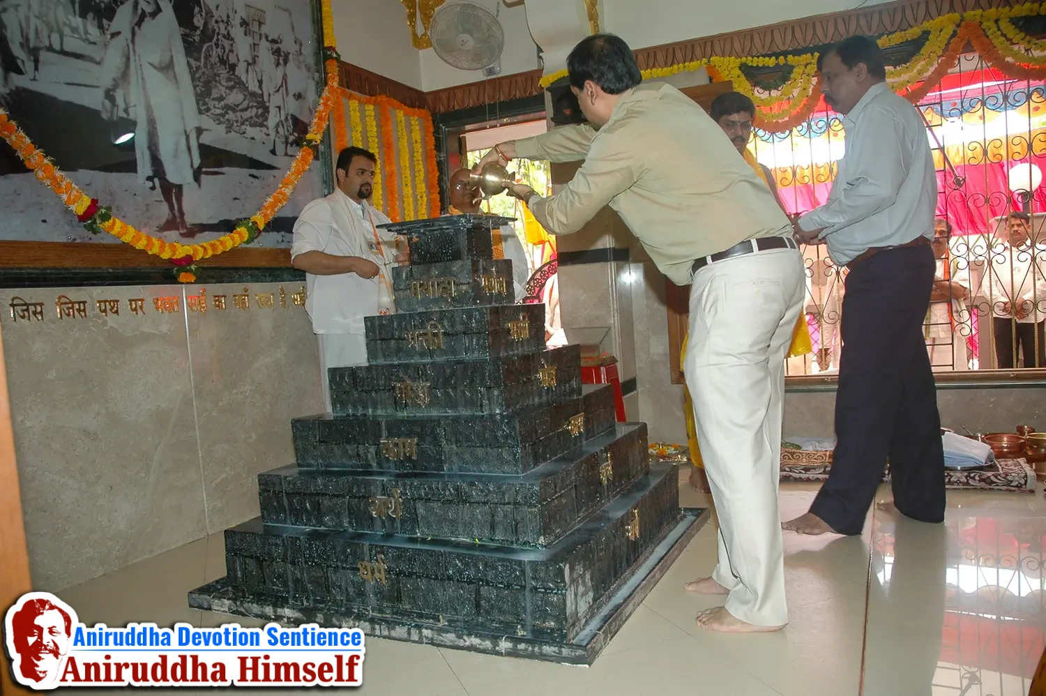 Poojan of Shree Aadyapipa Samadhi performed on the occasion of Shree Aadyapipa Samadhi Sthanam Sohala at Gurukul, Juinagar