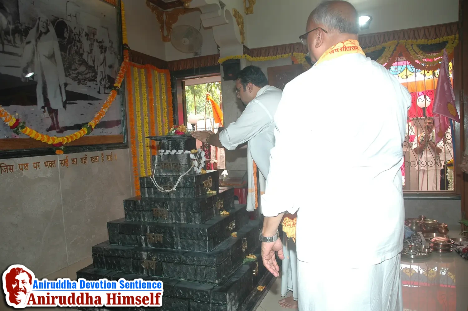 Poojan of Shree Aadyapipa Samadhi performed on the occasion of Shree Aadyapipa Samadhi Sthanam Sohala at Gurukul, Juinagar