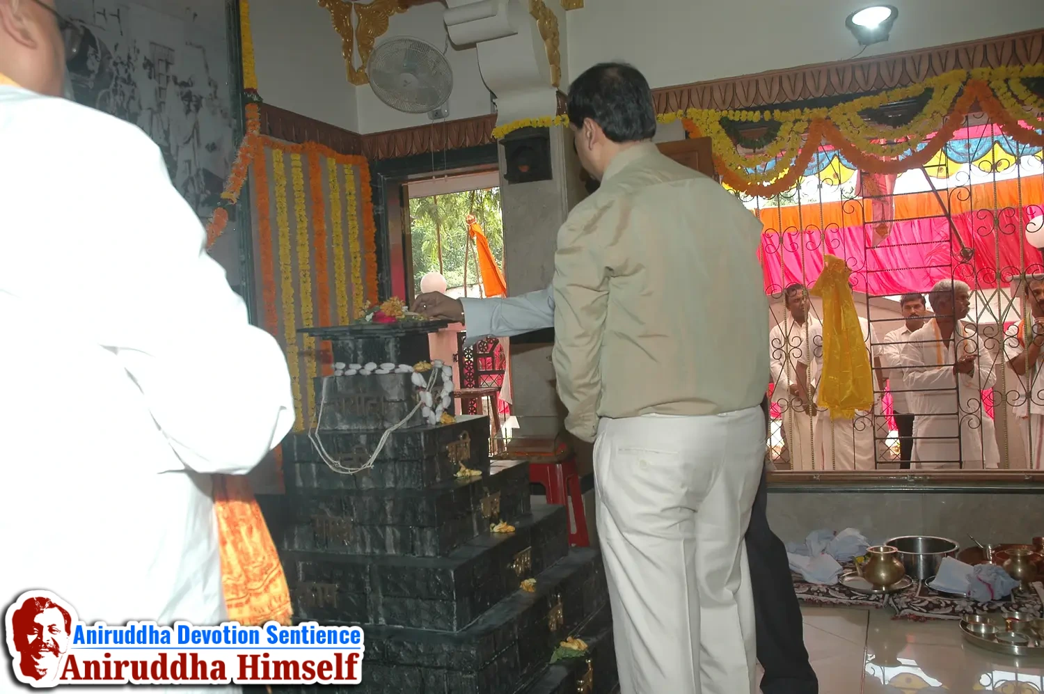 Poojan of Shree Aadyapipa Samadhi performed on the occasion of Shree Aadyapipa Samadhi Sthanam Sohala at Gurukul, Juinagar