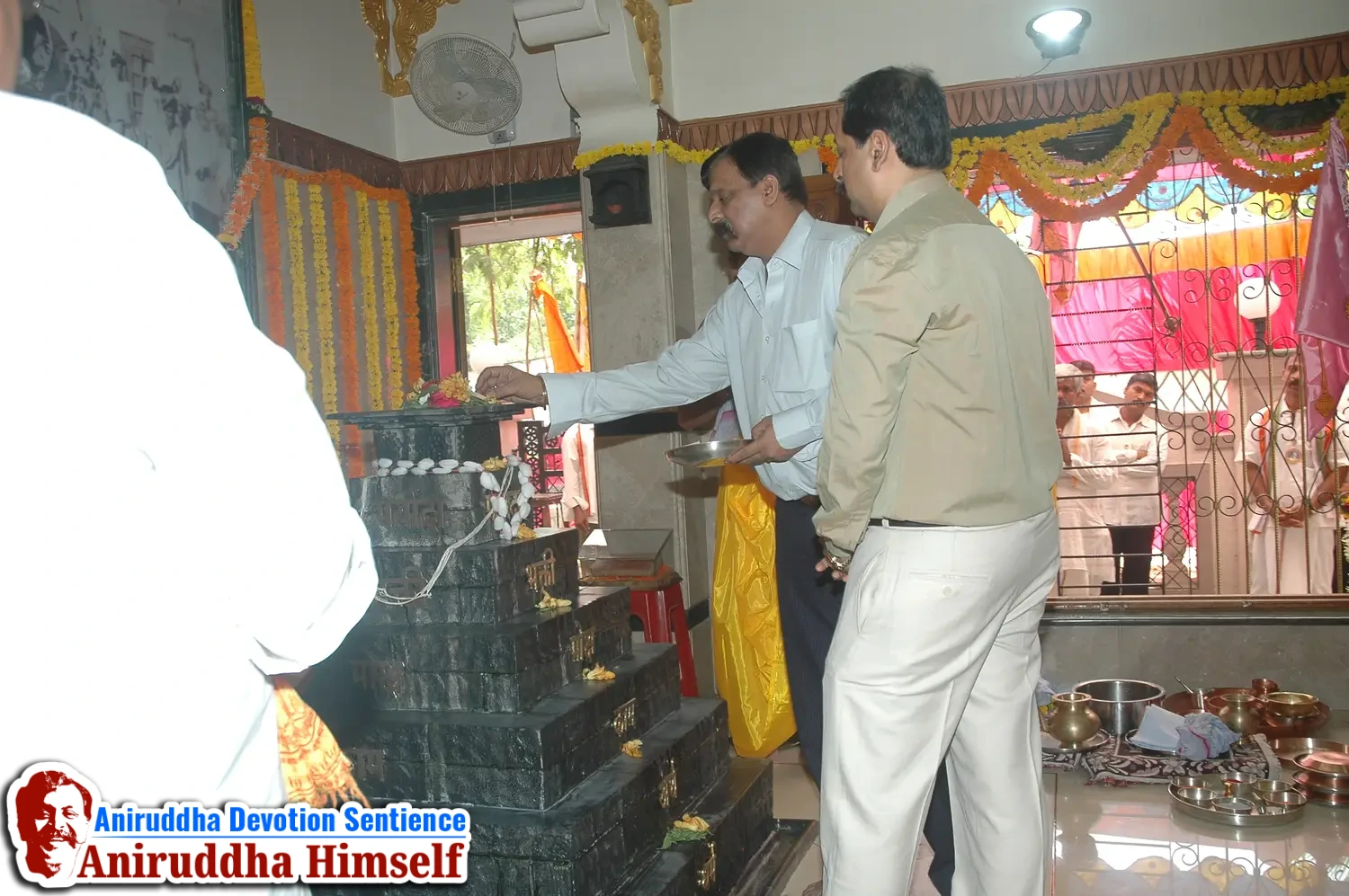 Poojan of Shree Aadyapipa Samadhi performed on the occasion of Shree Aadyapipa Samadhi Sthanam Sohala at Gurukul, Juinagar