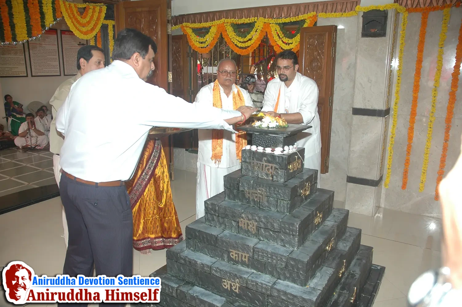 Sadguru Shree Aniruddha Bapu performs Poojan of Shree Aadyapipa Samadhi on the occasion of Shree Aadyapipa Samadhi Sthanam Sohala at Gurukul, Juinagar